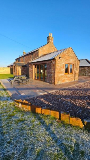 Family friendly Farmhouse - well equipped, fenced garden, EV